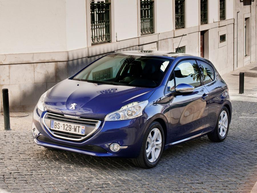  Peugeot 208 3-Door 2012 года  (фото 26 из 31)